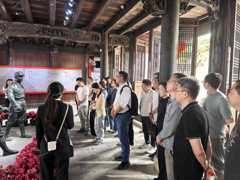 循跡悟思想 發(fā)揚鐵作風 凝心促踐行 亞通新材黨總支開展主題黨日活動2.jpg